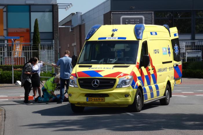 Overstekende racefietser gewond bij aanrijding