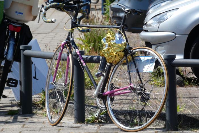 Overstekende racefietser gewond bij aanrijding