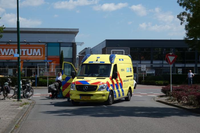 Overstekende racefietser gewond bij aanrijding