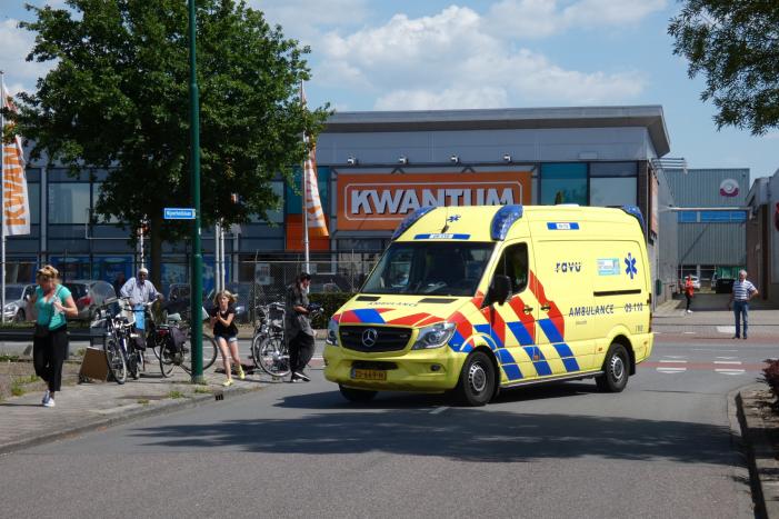 Overstekende racefietser gewond bij aanrijding