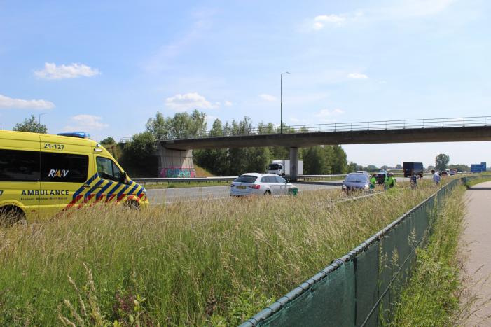 Auto draait 180 graden na botsing middengeleider