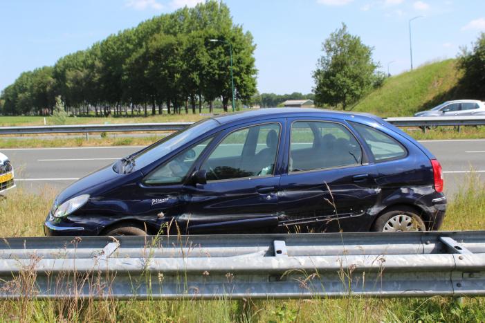 Auto draait 180 graden na botsing middengeleider
