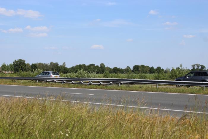 Auto draait 180 graden na botsing middengeleider
