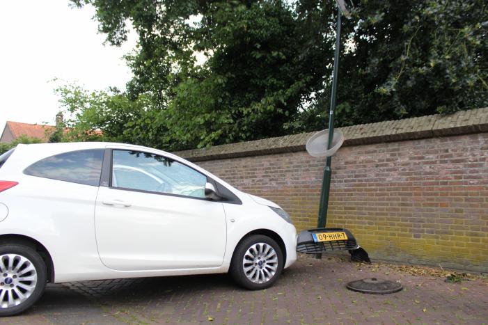 Automobiliste gewond na botsing met lantaarnpaal
