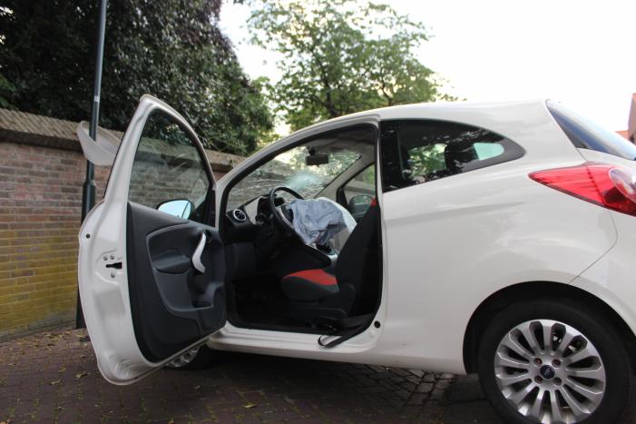 Automobiliste gewond na botsing met lantaarnpaal