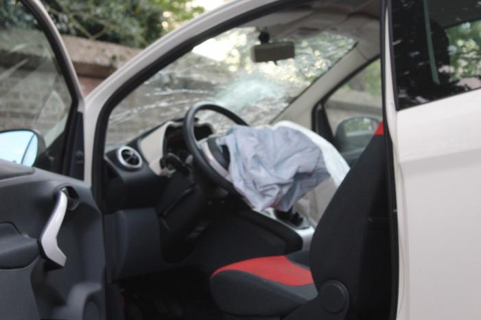 Automobiliste gewond na botsing met lantaarnpaal