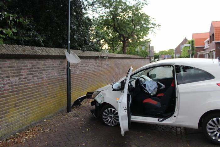 Automobiliste gewond na botsing met lantaarnpaal