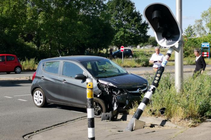 Auto botst tegen verkeerslicht