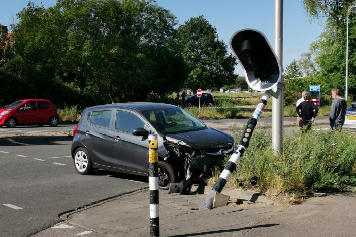 Auto botst tegen verkeerslicht