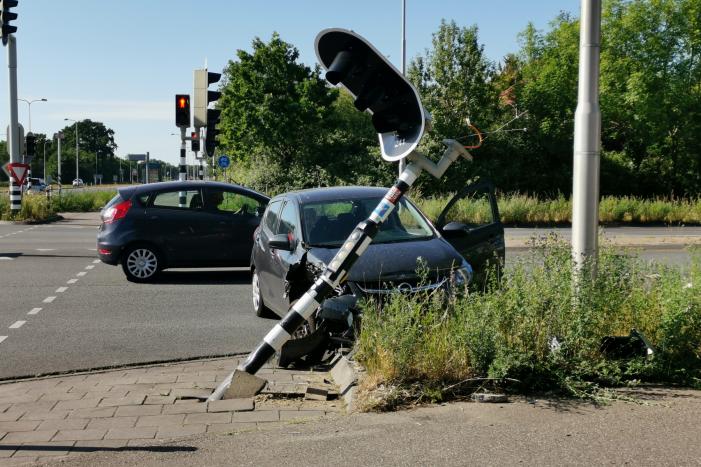 Auto botst tegen verkeerslicht