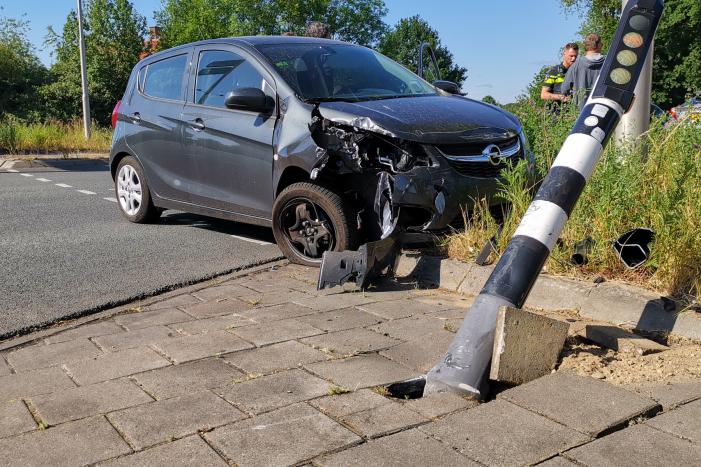Auto botst tegen verkeerslicht