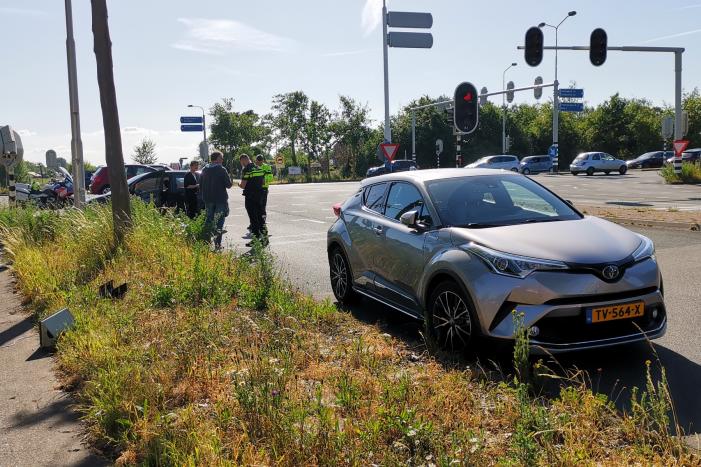 Auto botst tegen verkeerslicht