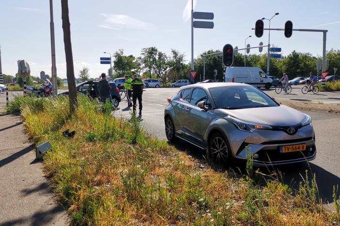 Auto botst tegen verkeerslicht