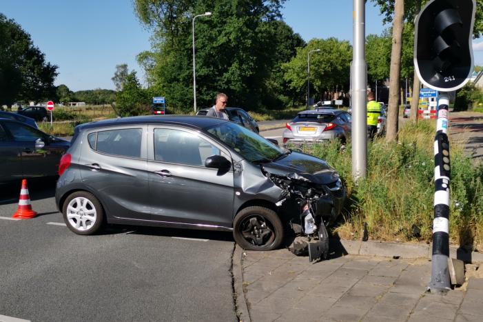 Auto botst tegen verkeerslicht