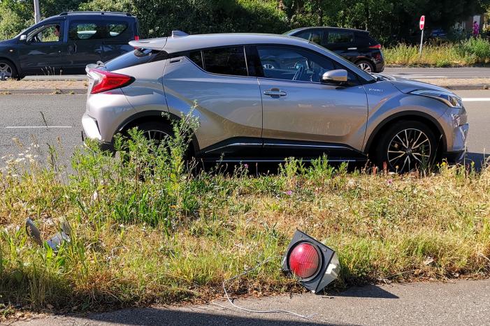 Auto botst tegen verkeerslicht