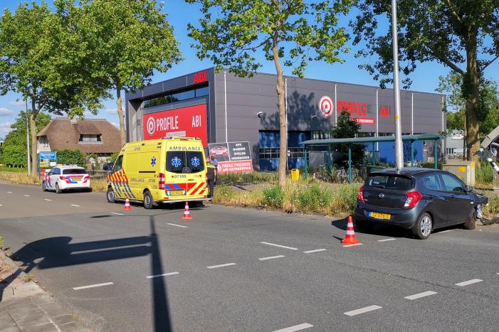 Auto botst tegen verkeerslicht
