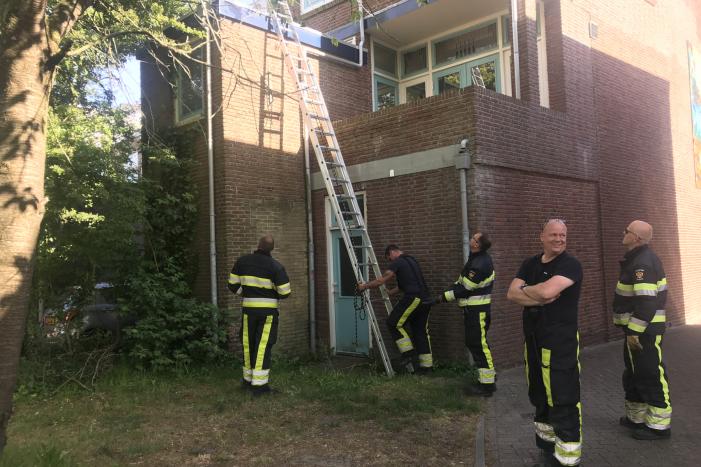Kat vlucht van dak bij het zien van de brandweer