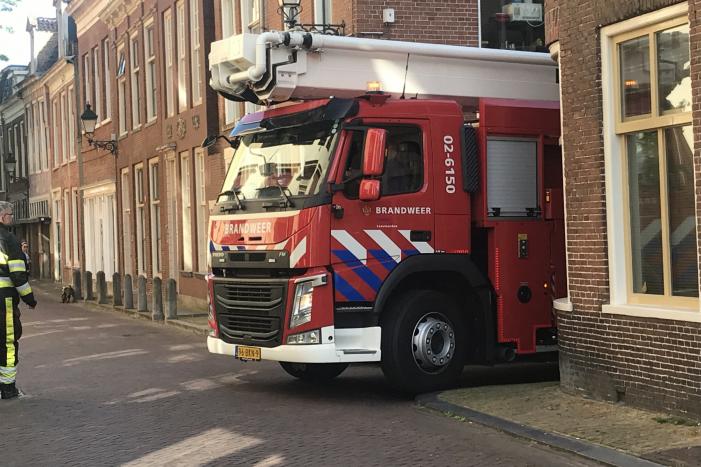 Kat vlucht van dak bij het zien van de brandweer
