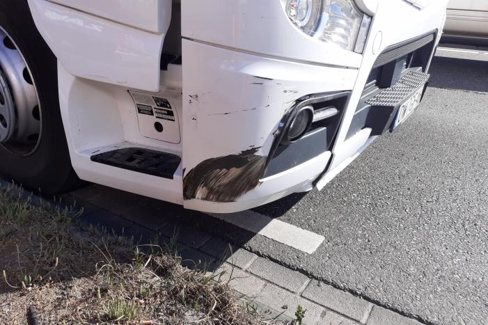 Ongeval tussen vrachtwagen en personenauto