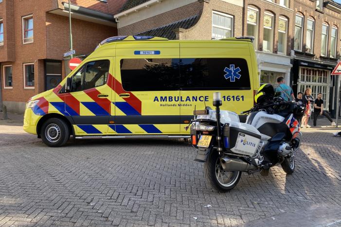 Vrouw gewond na botsing tussen twee scooters