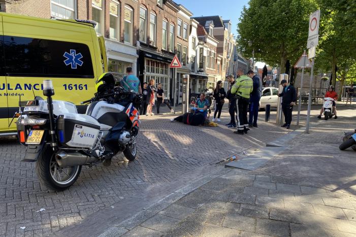 Vrouw gewond na botsing tussen twee scooters