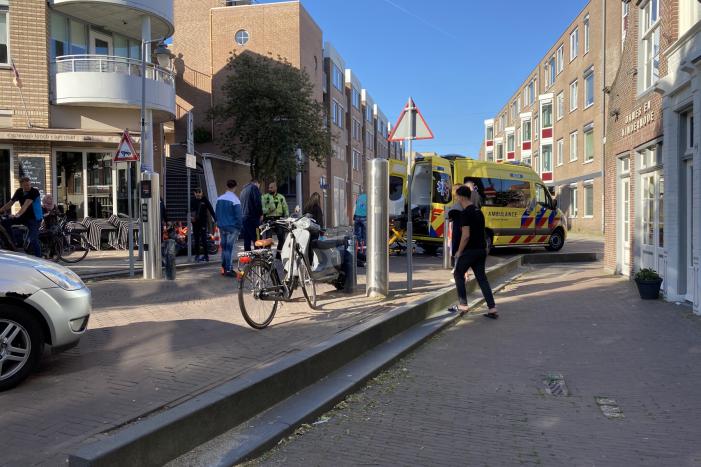 Vrouw gewond na botsing tussen twee scooters
