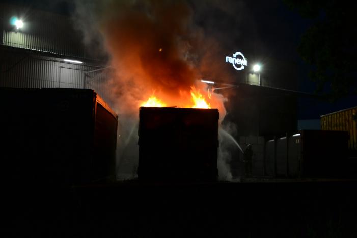 Hoge vlammen bij brand in container