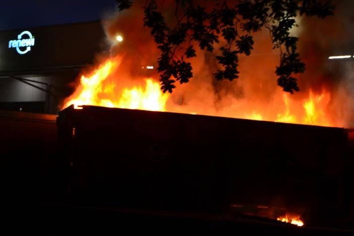Hoge vlammen bij brand in container
