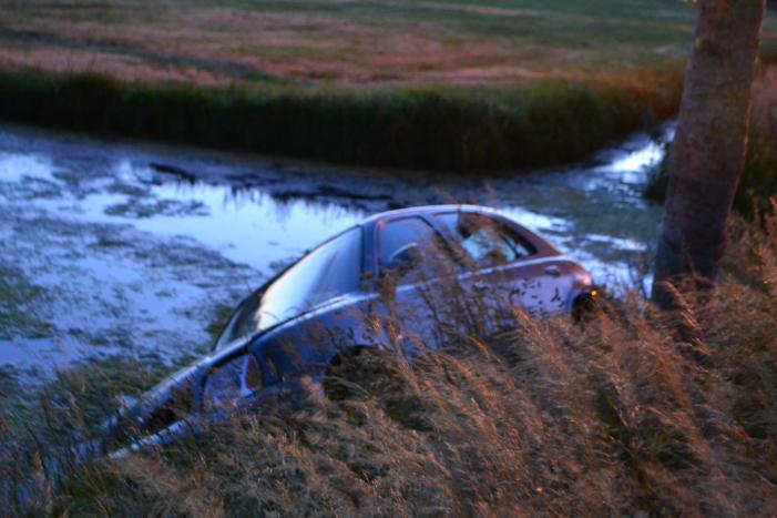 Auto vliegt uit de bocht en belandt in sloot
