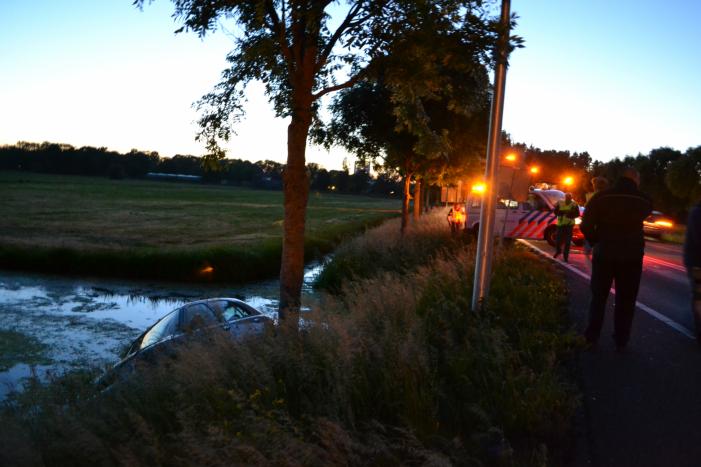 Auto vliegt uit de bocht en belandt in sloot