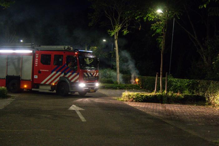 Brand in struiken op parkeerterrein voetbalvereniging