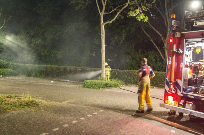 Brand in struiken op parkeerterrein voetbalvereniging