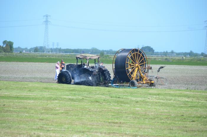Tractor brandt volledig uit