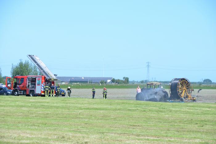 Tractor brandt volledig uit