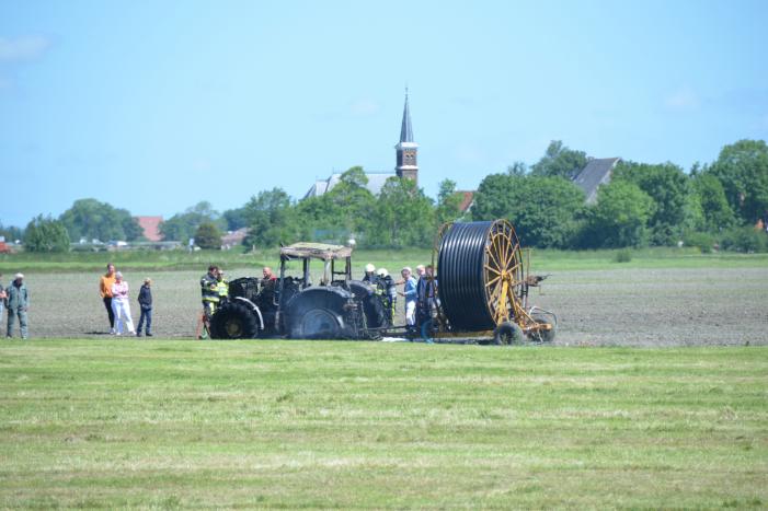 Tractor brandt volledig uit