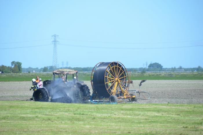 Tractor brandt volledig uit