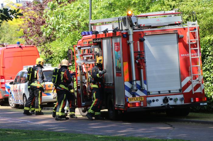 Uitslaande brand in rietendak van woning