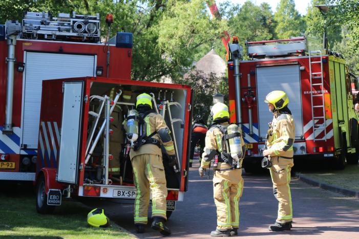 Uitslaande brand in rietendak van woning