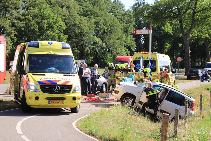 Vrachtwagen botst met personenwagen, twee gewonden