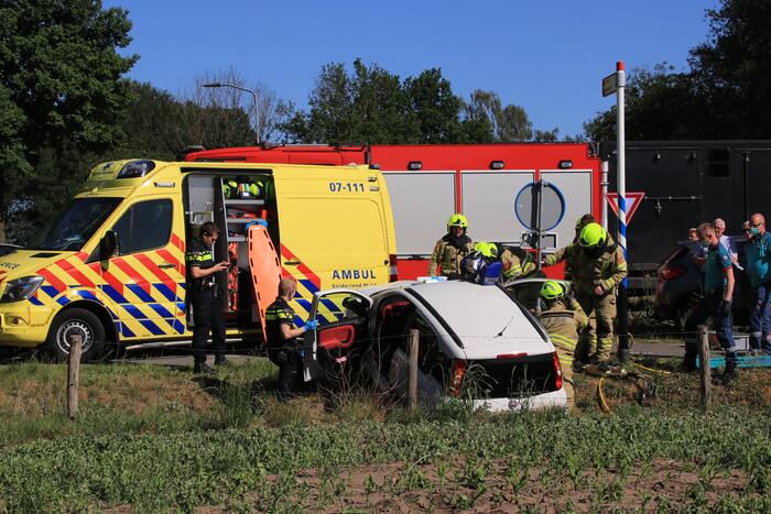 Vrachtwagen botst met personenwagen, twee gewonden