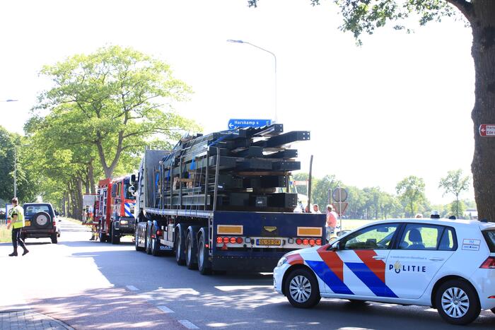 Vrachtwagen botst met personenwagen, twee gewonden