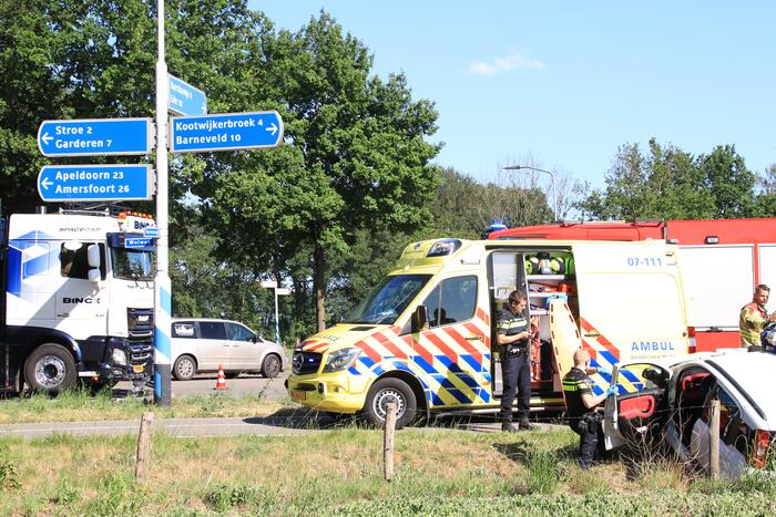 Vrachtwagen botst met personenwagen, twee gewonden