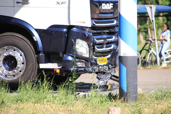 Vrachtwagen botst met personenwagen, twee gewonden