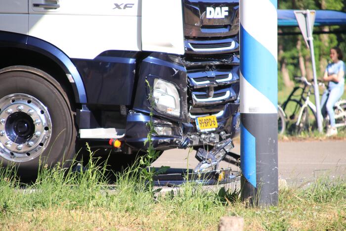 Vrachtwagen botst met personenwagen, twee gewonden