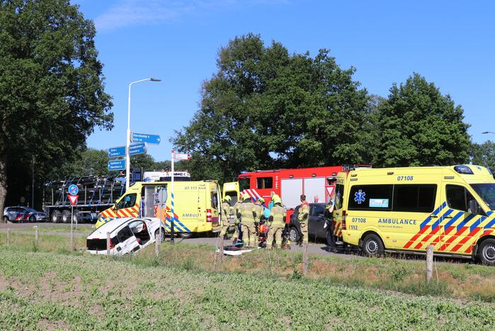 Vrachtwagen botst met personenwagen, twee gewonden
