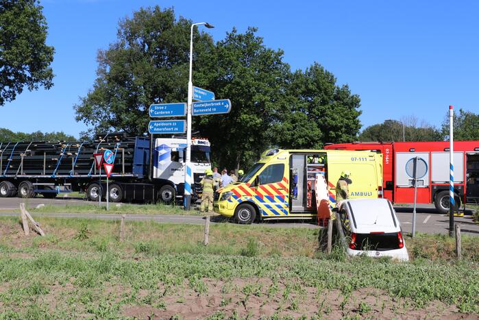 Vrachtwagen botst met personenwagen, twee gewonden