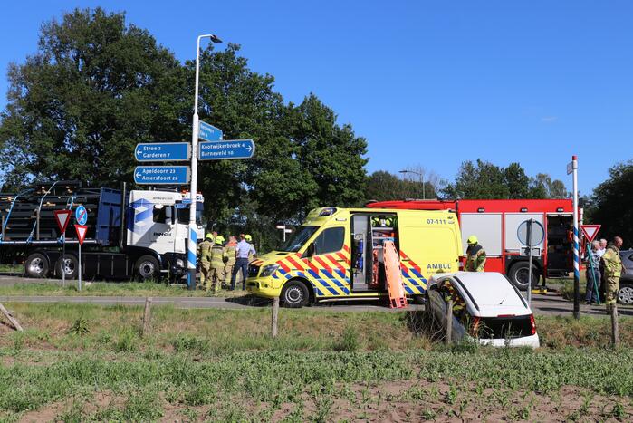 Vrachtwagen botst met personenwagen, twee gewonden