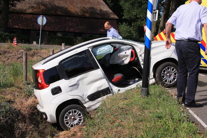 Vrachtwagen botst met personenwagen, twee gewonden