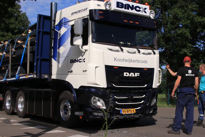 Vrachtwagen botst met personenwagen, twee gewonden