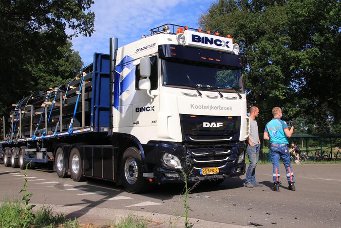 Vrachtwagen botst met personenwagen, twee gewonden